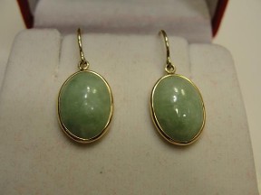 Vintage Apple Green Jade Gold Earrings Vintage Apple Green Jade Gold Earrings