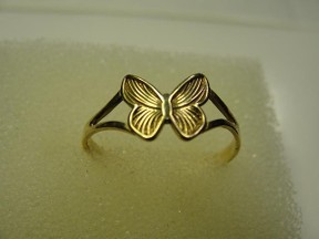 Jabberjewelry.com 10 kt gold Butterfly Toe Ring Jabberjewelry.com 10 kt gold Butterfly Toe Ring