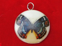 Jabberjewelry.com Vintage Round Butterfly Pendant