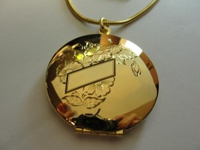 Jabberjewelry.com Vintage 60's Picture Locket Like New