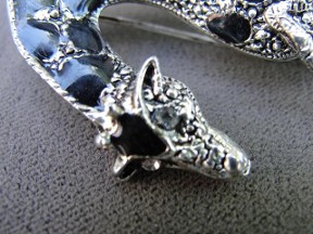 Jabberjewelry.com Vintage Large Silver & Black Giraffe Pin