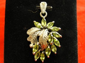 Jabberjewelry.com Vintage Large Silver Peridot Pendant