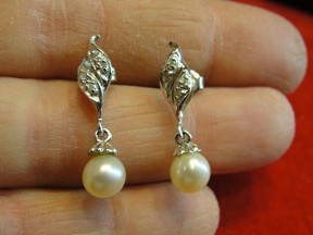 Jabberjewelry.com White Gold Diamond Pearl Dangle Earrings