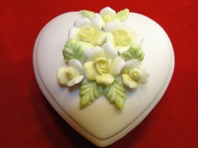 Jabberjewelry.com 1984 Lefton China Heart Shaped Floral Trinket Box