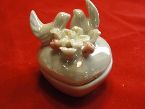 Jabberjewelry.com Tiny birds & flowers heart trinket box